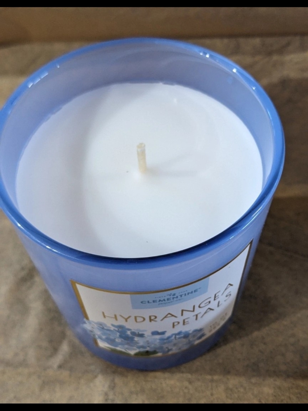 Clementine Paper Inc. Hydrangea Petals 10 oz Single Wick Clean & Light Scented - Picture 5 of 5